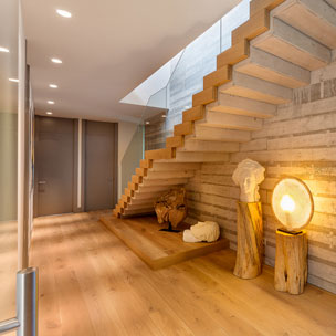 Carpinteria BRAIPONT: Escalera de hormigón forrada con madera de roble.