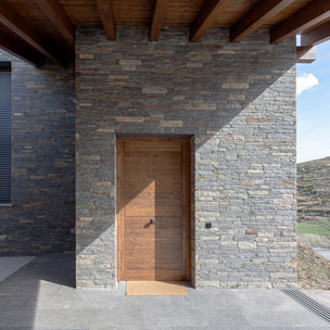 Carpinteria BRAIPONT: Puerta de entrada de pino con lamas horizontales.