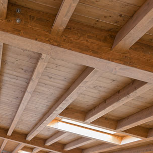 Carpinteria BRAIPONT: Tejado de madera de abeto laminado.