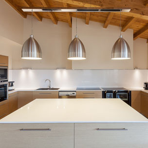 Carpinteria BRAIPONT: Muebles de cocina de roble precompuesto y tiradores de inox.
