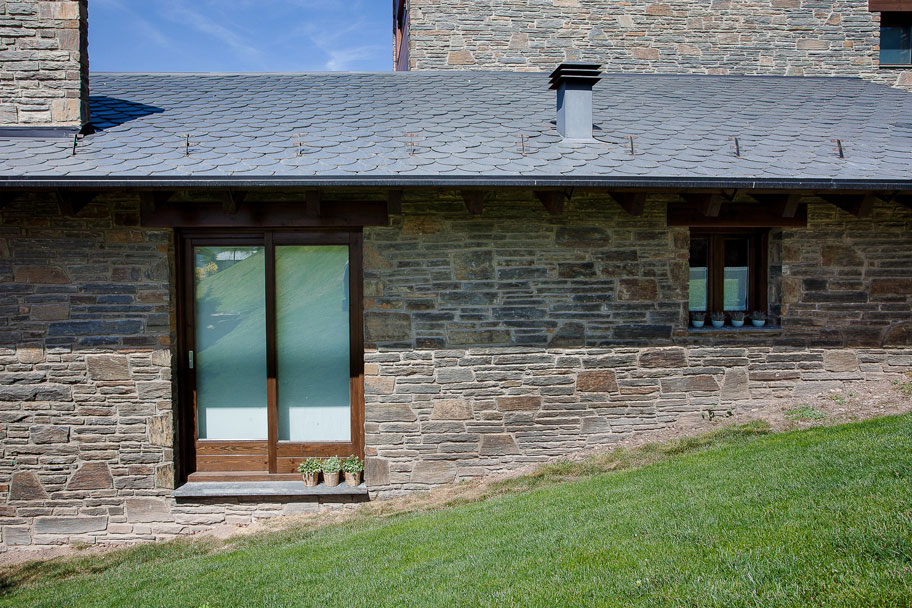 Carpinteria BRAIPONT: Ventanas con madera de pino laminado.