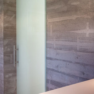 Fusteria BRAIPONT: Porta corredissa amb vidre mate i estirador d'inox.