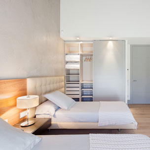 Fusteria BRAIPONT: Armari amb porta corredissa amb interior de melamina tèxtil.