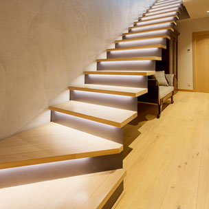 Fusteria BRAIPONT: Escala amb estructura metàl.lica amb esgraons de roure amb leds incorporats.
