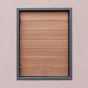 Fusteria BRAIPONT: Paravent d'iroko amb estructura metàl·lica.