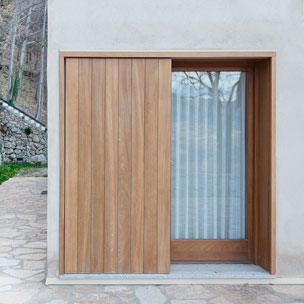 Fusteria BRAIPONT: Balconera d'iroko amb paravent corredís.