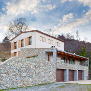 Fusteria BRAIPONT: Finestres i paravents corredissos amb fusta d'iroko.