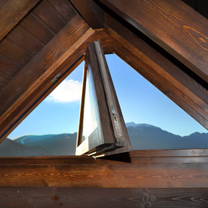 Fusteria BRAIPONT: Finestra pivotant vertical en forma trapezoidal.